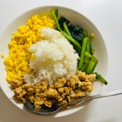 鶏そぼろは以前作ったことがあったので、卵そぼろのレシピを参考に３色丼を作りました！とても美味しかったです(*ˊᵕˋ*)